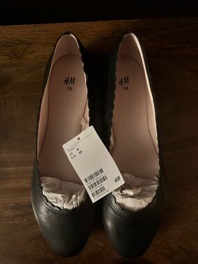 New H&M Shoes Womens 8 Casual Slip On Scalloped Ballet Flats Black Faux Leather